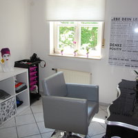 Behandlungsbereich mit komfortablem Sessel und Spiegel